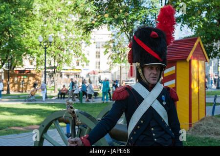 Russland, Moscow. Mittwoch, 7. Juni 2017. Internationalen Zeiten & Epochen eröffnet in Moskau. Aboue 6000 Reenactors aus der ganzen Welt nehmen an dieser 12 Tage lang Festival Teil. Sie repräsentieren viele Perioden der Geschichte aus der Zeit des antiken Griechenlands und Roms bis XX Jahrhundert auf mehr als 15 Festivals in der ganzen Stadt. Napoleon-Krieg Periode Festivalgelände befindet sich auf dem Boulevard Strastnoy (unser Herr Leidenschaften) von Moskau. Unbekannter Soldat durch die Vintage Kanone.  Bildnachweis: Alex Bilder/Alamy Live-Nachrichten Stockfoto