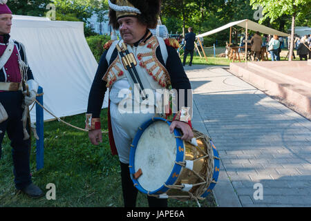 Russland, Moscow. Mittwoch, 7. Juni 2017. Internationalen Zeiten & Epochen eröffnet in Moskau. Aboue 6000 Reenactors aus der ganzen Welt nehmen an dieser 12 Tage lang Festival Teil. Sie repräsentieren viele Perioden der Geschichte aus der Zeit des antiken Griechenlands und Roms bis XX Jahrhundert auf mehr als 15 Festivals in der ganzen Stadt. Napoleon-Krieg Periode Festivalgelände befindet sich auf dem Boulevard Strastnoy (unser Herr Leidenschaften) von Moskau. Unbekannter malerischen Mann in Uniform eines militärischen Schlagzeugers. Bildnachweis: Alex Bilder/Alamy Live-Nachrichten Stockfoto