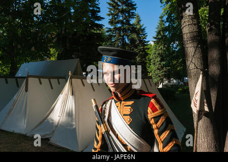 Russland, Moscow. Mittwoch, 7. Juni 2017. Internationalen Zeiten & Epochen eröffnet in Moskau. Aboue 6000 Reenactors aus der ganzen Welt nehmen an dieser 12 Tage lang Festival Teil. Sie repräsentieren viele Perioden der Geschichte aus der Zeit des antiken Griechenlands und Roms bis XX Jahrhundert auf mehr als 15 Festivals in der ganzen Stadt. Napoleon-Krieg Periode Festivalgelände befindet sich auf dem Boulevard Strastnoy (unser Herr Leidenschaften) von Moskau. Nicht identifizierte junge militärische Schlagzeuger durch die alte Armee-camp Zelte. Bildnachweis: Alex Bilder/Alamy Live-Nachrichten Stockfoto