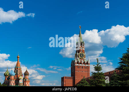 Russische Wetter, Moskau. Mittwoch, 7. Juni 2017. Nach einer Sequenz von kalt, regnerisch und sogar verschneiten Tagen, sonnigen und warmen Tag heute in Moskau. Die Temperatur wird über +20C (68F). Der Flieder ist Blütezeit mindestens zwei Wochen Ende dieses Jahres wegen kalten Frühling. Rotes Quadrat, Spassky (Retter) Turm und Basilius Kathedrale unter dem blauen Himmel und Sonnenstrahlen. Einige ungewöhnliche Besucher des Roten Platzes begrüßt auch die Wärme des Sommers. Bildnachweis: Alex Bilder/Alamy Live-Nachrichten Stockfoto