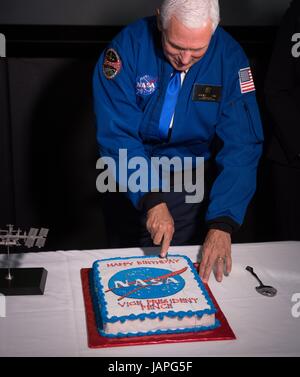 Houston, Vereinigte Staaten von Amerika. 7. Juni 2017. US-Vizepräsident Mike Pence schneidet einen Kuchen präsentiert ihm an seinem 58. Geburtstag während einer Tour durch folgende Christopher C. Kraft Jr. Mission Control Center eine Zeremonie, die Einführung von 12 neuer NASA-Astronaut-Kandidaten am Johnson Space Center 7. Juni 2017 in Houston, Texas. Pence feierte seinen Geburtstag am Sitz der bemannten Raumfahrt-Programm und sprach von seiner Liebe für die Weltraumforschung. Bildnachweis: Planetpix/Alamy Live-Nachrichten Stockfoto