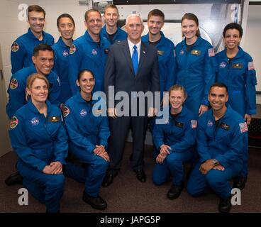 Houston, Vereinigte Staaten von Amerika. 7. Juni 2017. US-Vizepräsident Mike Pence posiert für ein Gruppenfoto mit 12 neuen NASA-Astronaut-Kandidaten am Johnson Space Center 7. Juni 2017 in Houston, Texas. Stehend von links: Robb Kulin, Jonathan Kim, Robert Hines, Warren Hoburg, Matthew Dominick, Kayla Barron, Jessica Watkins, von links kniend, Francisco Rubio, Loral O'Hara, Jasmin Moghbeli, Zena Cardman und Raja Chari. Bildnachweis: Planetpix/Alamy Live-Nachrichten Stockfoto