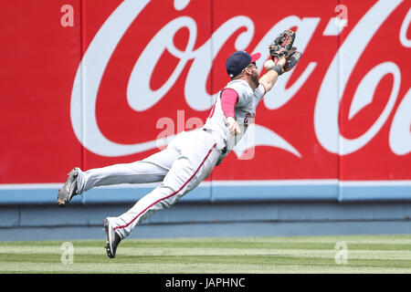 Los Angeles, CA, USA. 7. Juni 2017. Washington Nationals linker Feldspieler Ryan Raburn #18 taucht der den Ball aber nicht recht machen den Fang im Spiel zwischen den Washington Nationals und die Los Angeles Dodgers, Dodger Stadium in Los Angeles, CA. Peter Joneleit CSM/Alamy Live News Stockfoto