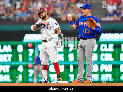 Arlington, Texas, USA. 7. Juni 2017. Texas Rangers zweiter Basisspieler Rougned Geruch #12 trifft ein Doppelzimmer bei einem interleague MLB-Spiel zwischen den New York Mets und die Texas Rangers am Globe Life Park in Arlington, TX New York besiegt Texas 4-3 Credit: Albert Pena/CSM/Alamy Live News Stockfoto