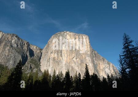 3. Juni 2017: Datei: renommierte Kletterer ALEX HONNOLD hat erreicht, was genannt worden ist "die"Mondlandung"von free-solo. Honnold, 31, skaliert Yosemite Nationalpark berühmten 3.000 Fuß Gipfel El Capitan in 3 Stunden, 56 Minuten, mit National Geographic, dass Teile des Aufstiegs zu erfassen. Es ist bereits von vielen als der gefährlichste free-Solo (Skalierung einen Gipfel ohne Seile oder Fangvorrichtung) Aufstieg immer abgeschlossen werden. Bild: 22. November 2008 - Yosemite Nationalpark, Kalifornien, Vereinigte Staaten - El Capitan ist ein beliebtes Ziel für erfahrene Bergsteiger. Mehr als 3.000 Fuß erhebt sich über dem Tal floo Stockfoto