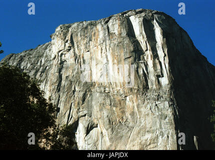 3. Juni 2017: Datei: renommierte Kletterer ALEX HONNOLD hat erreicht, was genannt worden ist "die"Mondlandung"von free-solo. Honnold, 31, skaliert Yosemite Nationalpark berühmten 3.000 Fuß Gipfel El Capitan in 3 Stunden, 56 Minuten, mit National Geographic, dass Teile des Aufstiegs zu erfassen. Es ist bereits von vielen als der gefährlichste free-Solo (Skalierung einen Gipfel ohne Seile oder Fangvorrichtung) Aufstieg immer abgeschlossen werden. Im Bild: 15. August 2002; Yosemite, CA, USA; Die schöne Landschaft des Yosemite National Park. El Capitan. Bildnachweis: Peter Silva/ZUMAPRESS.com/Alamy Live-Nachrichten Stockfoto