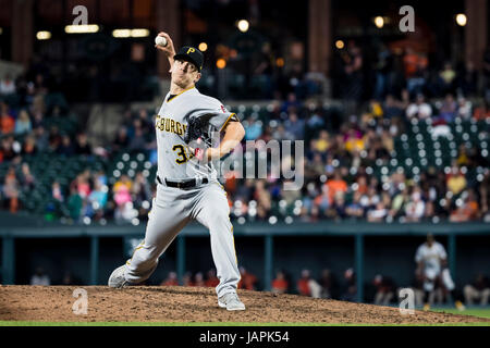 Baltimore, Maryland, USA. 7. Juni 2017. Pittsburgh Pirates Krug Tschad Kuhl (39) Stellplätze während MLB Spiel zwischen Pittsburgh Pirates und Baltimore Orioles an Oriole Park at Camden Yards in Baltimore, Maryland ab. Scott Taetsch/CSM/Alamy Live-Nachrichten Stockfoto
