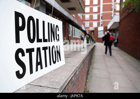 London, Großbritannien. 8. Juni 2017. Wähler warten vor einem Wahllokal in London, Großbritannien, 8. Juni 2017. Wahllokale quer durch die Großbritannien eröffnet frühen Donnerstagmorgen als Wähler begonnen, ihre Entscheidung bei der Wahl zu treffen. Bildnachweis: Han Yan/Xinhua/Alamy Live-Nachrichten Stockfoto