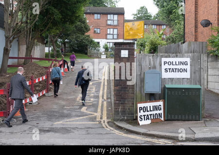 Haringey, London, UK. 8. Juni 2017. Wähler übergeben Hinweisschildern zum einem Haringey tragbare Wahllokal, London, UK-Credit: Thomas Carver/Alamy Live News Stockfoto