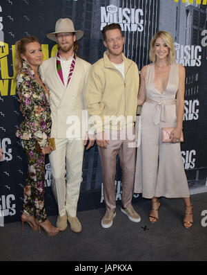 7. Juni 2017 – Nashville, TN, USA – 07. Juni 2017 – Nashville, Tennessee – Brittney Marie Cole Kelley, Brian Kelley von Florida Georgia Line, Tyler Hubbard von Florida Georgia Line und Hayley Stommel Hubbard. 2017 CMT Music Awards im Music City Center. Foto: Tonya Wise/AdMedia Stockfoto