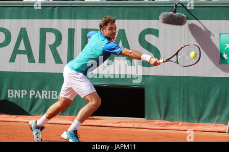 Paris, Frankreich. 7. Juni 2017. Schweizer Tennisspielerin Stan Wawrinka ist in Aktion während seines Spiels im 1/4 Finale der ATP French Open in Roland Garros Vs kroatischer Tennisspieler Marin Cilic am 7. Juni 2017 in Paris, Frankreich. Bildnachweis: YAN LERVAL/AFLO/Alamy Live-Nachrichten Stockfoto