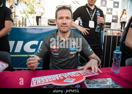 Alghero, Italien, 7. Juni 2017. Rally d ' Italia Sardegna 2017, 7. Etappe der Rallye-Weltmeisterschaft.  WRC World Champion 2016 Sebastien Ogier von Frankreich unterzeichnet ein Autogramm. Bildnachweis: Giacomo Altamira/Alamy Live News Bildnachweis: Giacomo Altamira/Alamy Live-Nachrichten Stockfoto