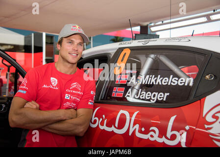 Alghero, Italien, 7. Juni 2017. Rally d ' Italia Sardegna 2017, 7. Etappe der Rallye-Weltmeisterschaft. Fahrer Andreas Mikkelsen (NOR) posiert für ein Foto mit seinem neuen Auto Citroen C3 WRC. Bildnachweis: Giacomo Altamira/Alamy Live News Bildnachweis: Giacomo Altamira/Alamy Live-Nachrichten Stockfoto