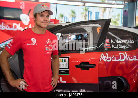 Alghero, Italien, 7. Juni 2017. Rally d ' Italia Sardegna 2017, 7. Etappe der Rallye-Weltmeisterschaft. Fahrer Andreas Mikkelsen (NOR) posiert für ein Foto mit seinem neuen Auto Citroen C3 WRC. Bildnachweis: Giacomo Altamira/Alamy Live News Bildnachweis: Giacomo Altamira/Alamy Live-Nachrichten Stockfoto