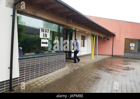 Belfast, UK. 8. Juni 2017. Parlamentswahl: West Belfast 8. Juni 2017. Wahllokale geöffnet und Voting beginnt in 2017 allgemeinen Wahlen in Nordirland Credit: Bonzo/Alamy Live News Stockfoto