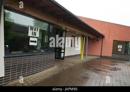 Belfast, UK. 8. Juni 2017. Parlamentswahl: West Belfast 8. Juni 2017. Wahllokale geöffnet und Voting beginnt in 2017 allgemeinen Wahlen in Nordirland Credit: Bonzo/Alamy Live News Stockfoto