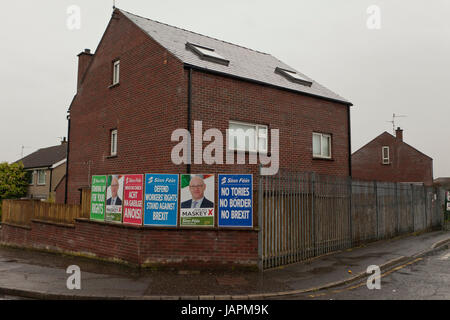 Belfast, UK. 8. Juni 2017. Parlamentswahl: West Belfast 8. Juni 2017. Wahllokale geöffnet und Voting beginnt in 2017 allgemeinen Wahlen in Nordirland Credit: Bonzo/Alamy Live News Stockfoto