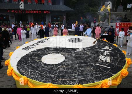 China. 8. Juni 2017. Tausende von Menschen teilen eine riesige Tofu am Laojun Berg in Zentral-China Henan Provinz, 22. Mai 2016. Bildnachweis: SIPA Asien/ZUMA Draht/Alamy Live-Nachrichten Stockfoto