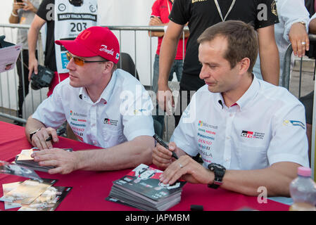 Alghero, Italien, 7. Juni 2017. Rally d ' Italia Sardegna 2017, 7. Etappe der Rallye-Weltmeisterschaft. Team Toyota Gazoo Racing Fahrer Jari-Matti Latvala (FIN) auf der linken Seite und Juho Hänninen (FIN) während einer Autogrammstunde abgebildet. Bildnachweis: Giacomo Altamira/Alamy Live News Bildnachweis: Giacomo Altamira/Alamy Live-Nachrichten Stockfoto