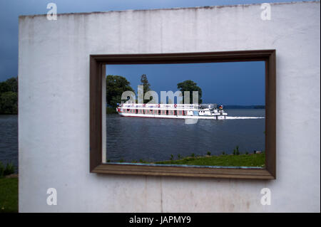 Schwerin, Deutschland. 7. Juni 2017. Ein Fahrgastschiff für die Weisse Flotte auf einer Tour sehen, Schweriner See im Bild durch das Fenster der Installation "Situation Dictionary" von Kamil Kuskowski Schlossinsel Insel, in Schwerin, Deutschland, 7. Juni 2017. Foto: Jens Büttner/Dpa-Zentralbild/Dpa/Alamy Live News Stockfoto