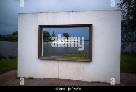 Schwerin, Deutschland. 7. Juni 2017. Ein Fahrgastschiff für die Weisse Flotte auf einer Tour sehen, Schweriner See im Bild durch das Fenster der Installation "Situation Dictionary" von Kamil Kuskowski Schlossinsel Insel, in Schwerin, Deutschland, 7. Juni 2017. Foto: Jens Büttner/Dpa-Zentralbild/Dpa/Alamy Live News Stockfoto