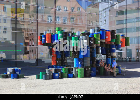 Nürnberg, Neues Museum Nzernberg ist ein Museum für moderne und zeitgenössische Kunst und Design, eine Skulptur aus leeren bunte Ölfässer im Hof, Stockfoto