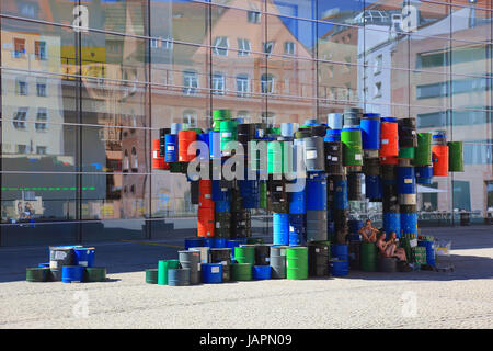 Nürnberg, Neues Museum Nzernberg ist ein Museum für moderne und zeitgenössische Kunst und Design, eine Skulptur aus leeren bunte Ölfässer im Hof, Stockfoto