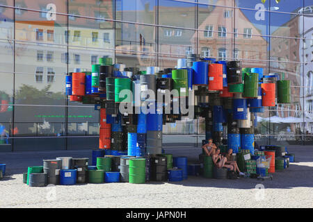 Nürnberg, Neues Museum Nzernberg ist ein Museum für moderne und zeitgenössische Kunst und Design, eine Skulptur aus leeren bunte Ölfässer im Hof, Stockfoto