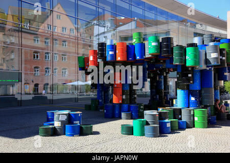 Nürnberg, Neues Museum Nzernberg ist ein Museum für moderne und zeitgenössische Kunst und Design, eine Skulptur aus leeren bunte Ölfässer im Hof, Stockfoto