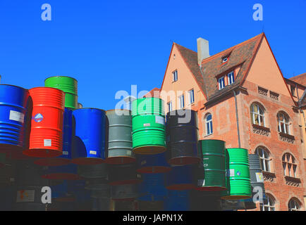 Nürnberg, Neues Museum Nzernberg ist ein Museum für moderne und zeitgenössische Kunst und Design, eine Skulptur aus leeren bunte Ölfässer im Hof, Stockfoto