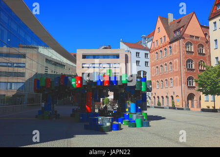 Nürnberg, Neues Museum Nzernberg ist ein Museum für moderne und zeitgenössische Kunst und Design, eine Skulptur aus leeren bunte Ölfässer im Hof, Stockfoto