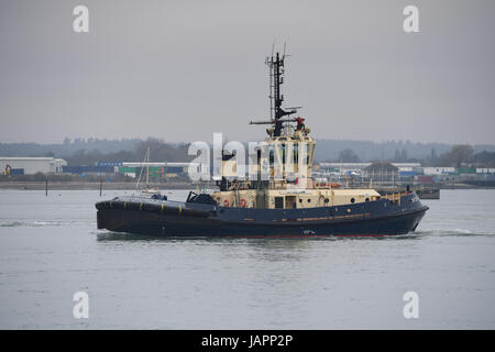 Tug Boat Svitzer Alma in Southampton Docks tätig Stockfoto