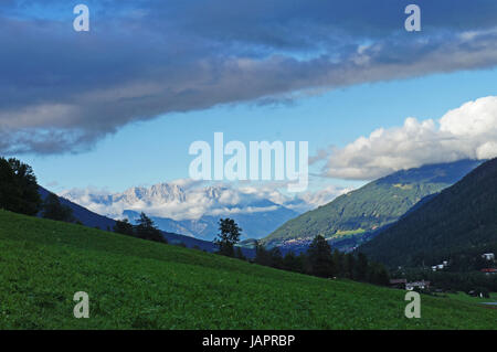 Blick in Das Stubaital in Tirol in Österreich, Im Hintergrund Das Karwendelgebirges Mit Dem Inntal, Blauer Himmel Mit Dunklen Und Weißen Wolken, Grüne Wiesen Einblick in das Stubaital in Tirol in Österreich, im Hintergrund das Karwendelgebirge mit dem Inntal, blauer Himmel mit dunklen und weißen Wolken, grüne Wiesen Stockfoto