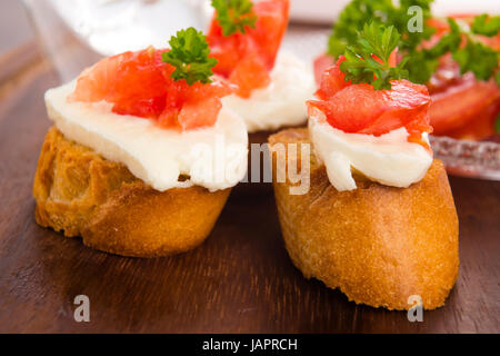 Bruschetta mit Mozzarella und Tomaten Stockfoto