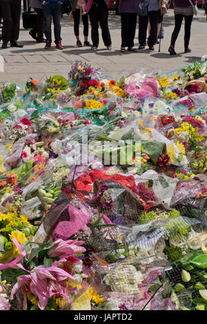 Blume-Angebote auf dem Bürgersteig von London Bridge, wo Menschen wurden getötet und verwundet in einem terroristischen Anschlag in der Nacht vom 3. Juni 2017.London,UK Stockfoto