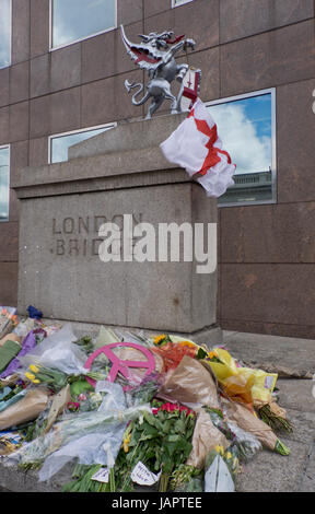 Blume-Angebote auf dem Bürgersteig von London Bridge, wo Menschen wurden getötet und verwundet in einem terroristischen Anschlag in der Nacht vom 3. Juni 2017.London,UK Stockfoto