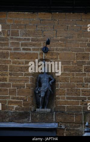 Das Saracens Head, Towcester, Northamptonshire, stammt aus dem sechzehnten Jahrhundert.  Es hat eine lange Eisenstein Front, mit Statuen von Venus und Apollo Stockfoto