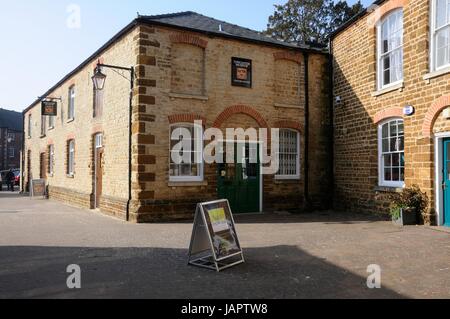 Towcester Museum, Towcester, Northamptonshire, befindet sich in White Horse Hof, früher war der Hof einer georgischen Postkutschenstation Stockfoto