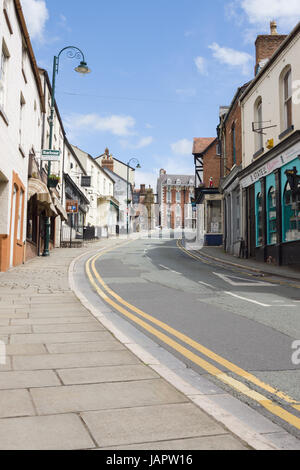 Clwyd Straße Ruthin Vorfeld Saint Peters Square mit seiner historischen Gebäuden einschließlich der Burg Hotel Peers Memorial Clock tower Stockfoto