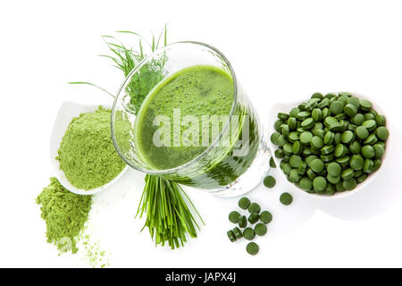 Weizengras Pulver, Pillen grüne Chlorella und Spirulina grünen Saft auf weißem Hintergrund isoliert. Natürliche Heilung. Alternative Medizin. Stockfoto