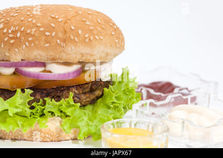 Linsensuppe Burger Zubereitung: Linsen Burger auf weißem Hintergrund Stockfoto