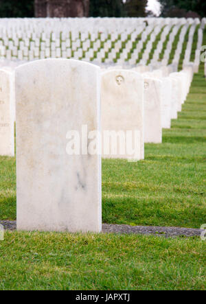 Ein leerer marmorner Grabstein steht vor vielen gleichartigen Elementen Stockfoto