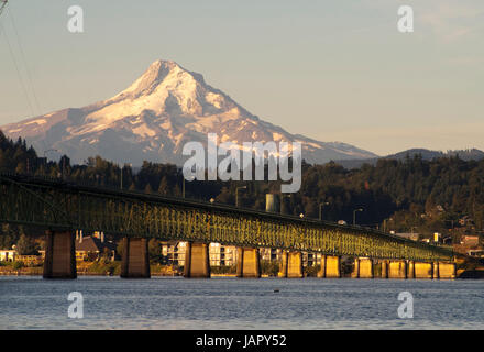 Die Zugbrücke führt Sie über den Columbia River, Oregon Hood River in den Schatten des Mt. Hood Stockfoto