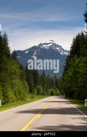 Mountain Loop Highway windet und schlängelt sich durch die Landschaft im US-Bundesstaat Washington Stockfoto