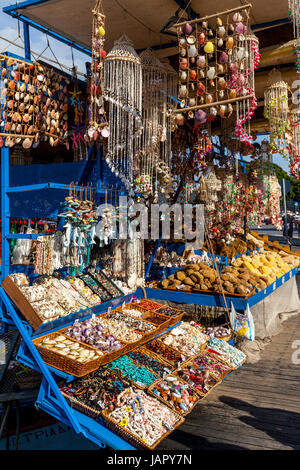 Farbenfrohe Souvenirs zum Verkauf auf A Boot In den Hafen von Rhodos Stadt, Rhodos, Griechenland Stockfoto