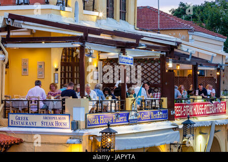 Bunte Restaurants In Ippokratous Square, Altstadt von Rhodos, Rhodos, Griechenland Stockfoto