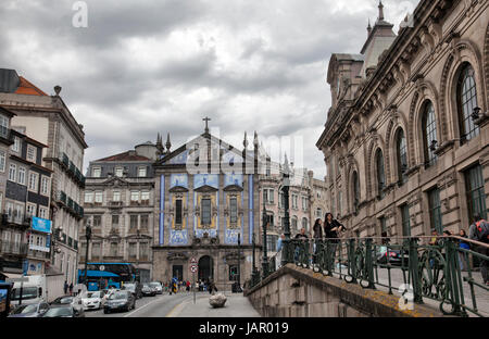 Igreja Dos Congregados und Sao Bento Bahnhof in Porto - Portugal Stockfoto