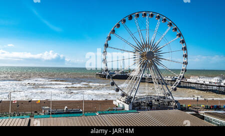 Blick auf die viktorianische Brighton Pier und das Brighton Rad an einem Tag windi Stockfoto