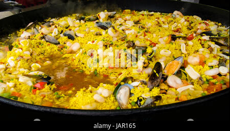 Großen Topf mit Paella Kochen auf einen Lebensmittelmarkt Stockfoto