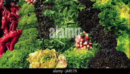 Auswahl an Salat und anderen Salatzutaten auf einen Lebensmittelmarkt Stockfoto